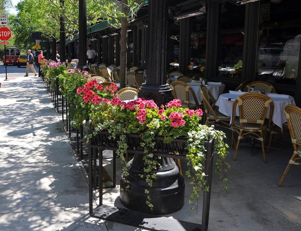 مجموعة من المطاعم مدينة شيكاغو التي فتحت ابوابها لتقديم الوجبات في الخارج