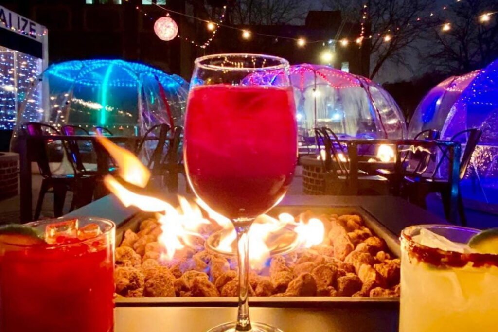 دليلك للمطاعم الخارجية المُدفّأة في شيكاغو