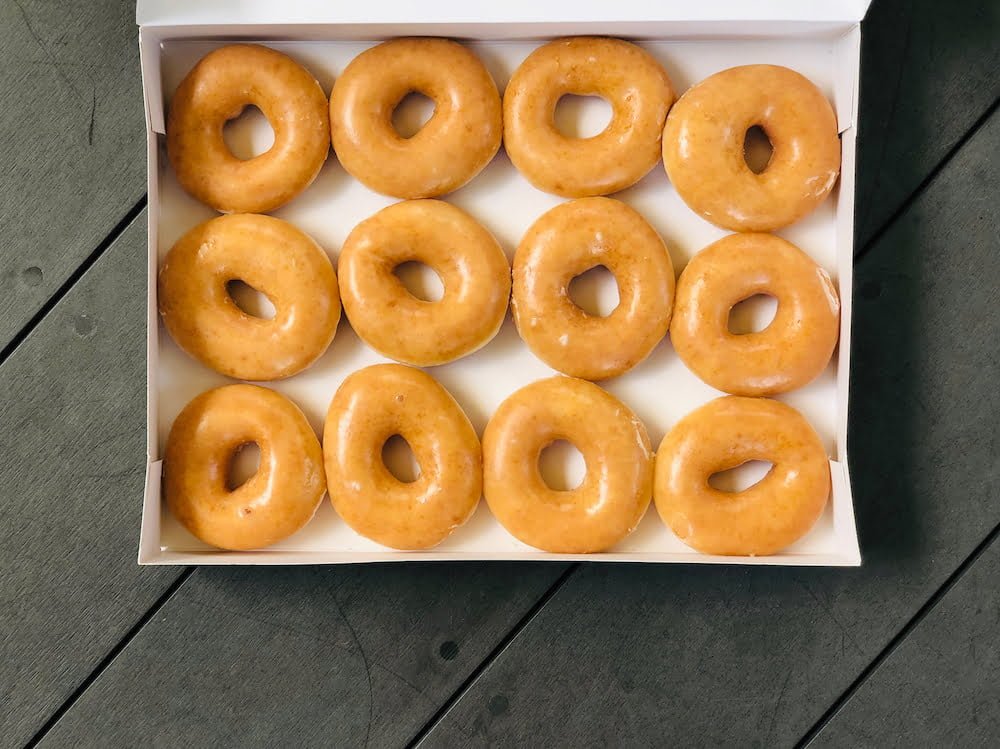 «كريسبي كريم» يقدم الدونات المجانية لمن تلقّوا اللقاح