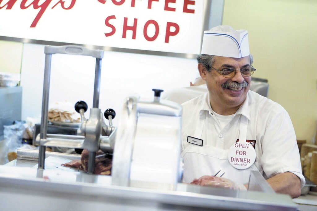 1000 شطيرة مجانية مقدمة من مطعم «مانيز ديلي» لمُرتدي الأقنعة