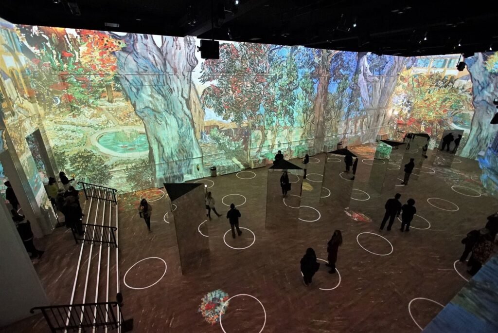 ألقِ نظرةً على تجربة معرض «Immersive Van Gogh» الكاملة