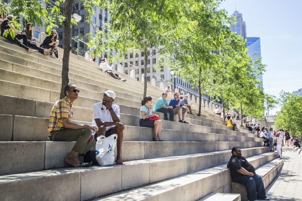 الأنشطة التجارية والوجهات السياحية على طول ممشى نهر شيكاغو تعاود الافتتاح