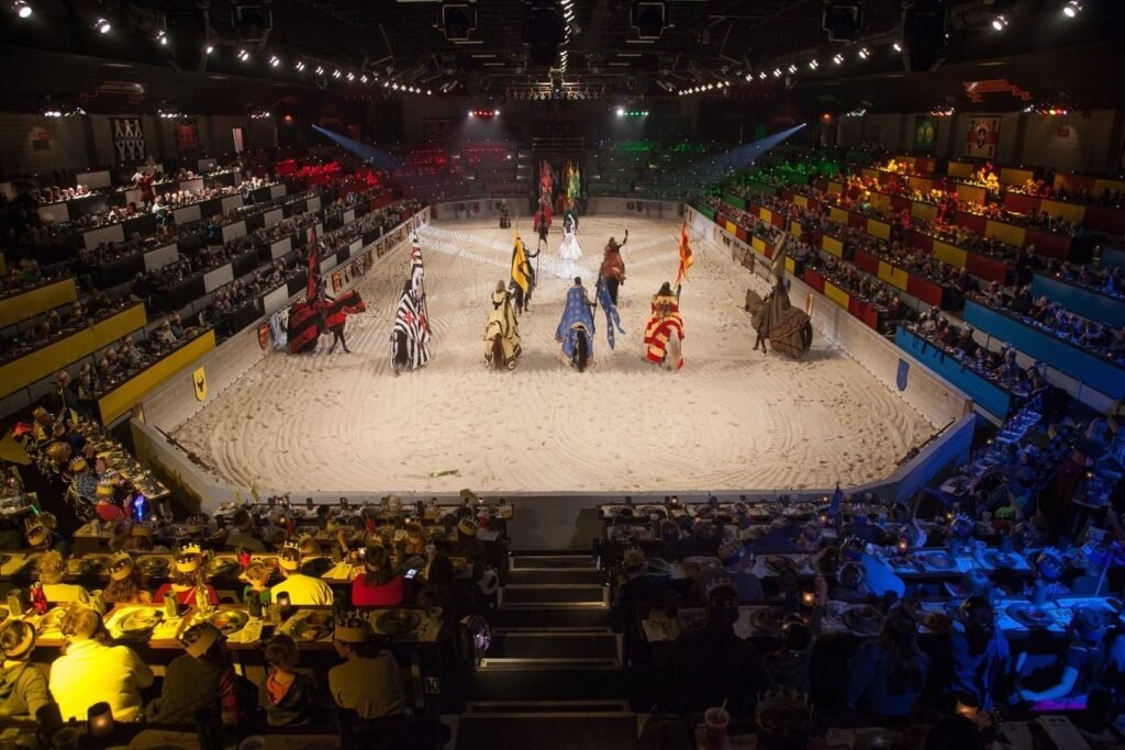 عودة معالم الحياة الطبيعية تدريجياً مع عودة «Medieval Times» و «Six Flags»