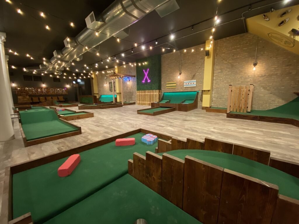 نادي «Big Mini Putt»: أول بار وصالة ملاعب غولف داخلية في شيكاغو