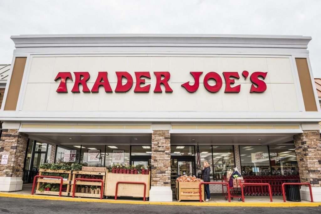 شركة «Trader Joe's» تعفي المتسوقين من ارتداء الأقنعة بعد إصدار إرشادات الأقنعة الجديدة