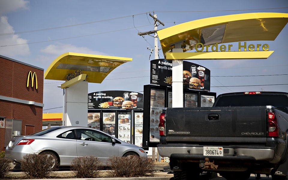 ماكدونالدز تستعين بالذكاء الصنعي لطلبات السيارات