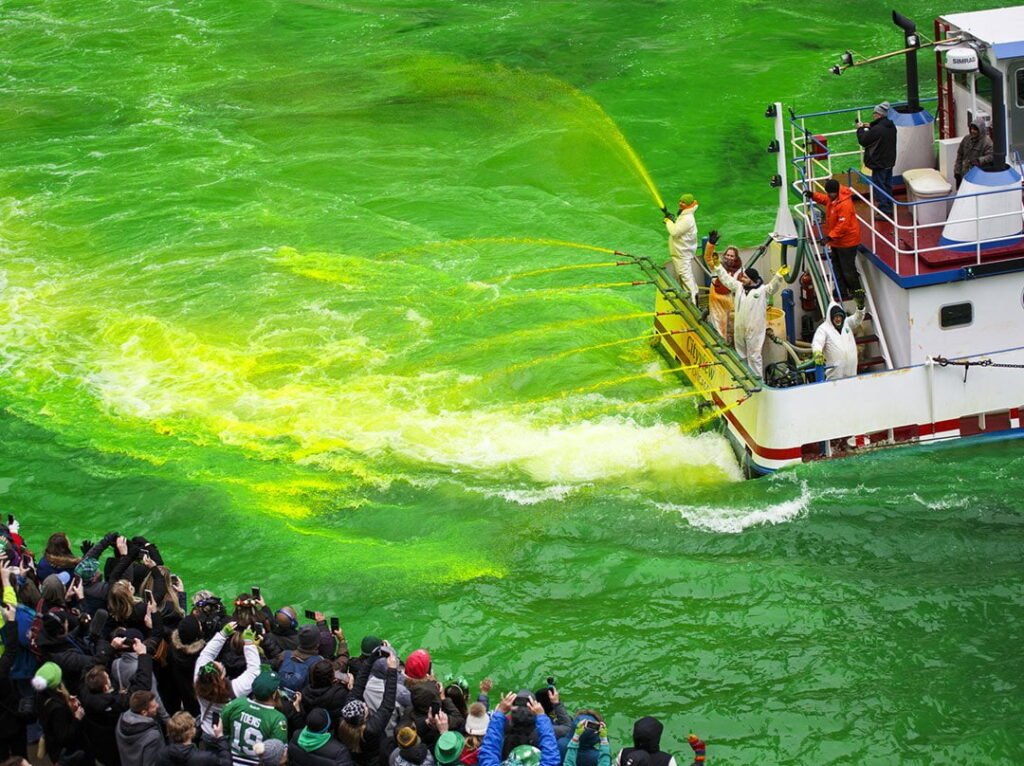 ما لا تعرفه عن عملية صبغ نهر شيكاغو الشهيرة