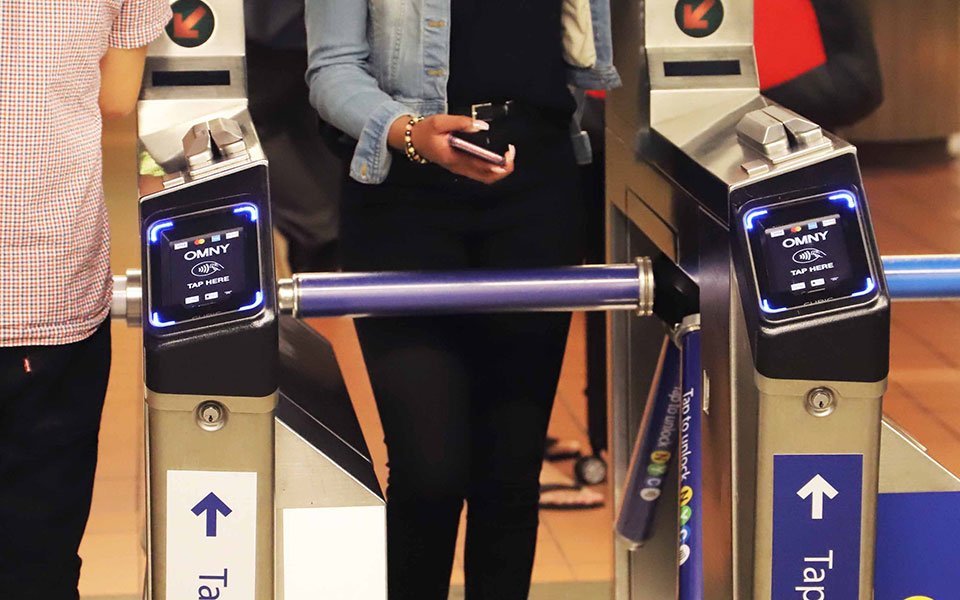 هل تستخدم نظام التمرير والدفع (tap-and-go) في مترو الأنفاق؟ تذاكر مجانية لا محدودة