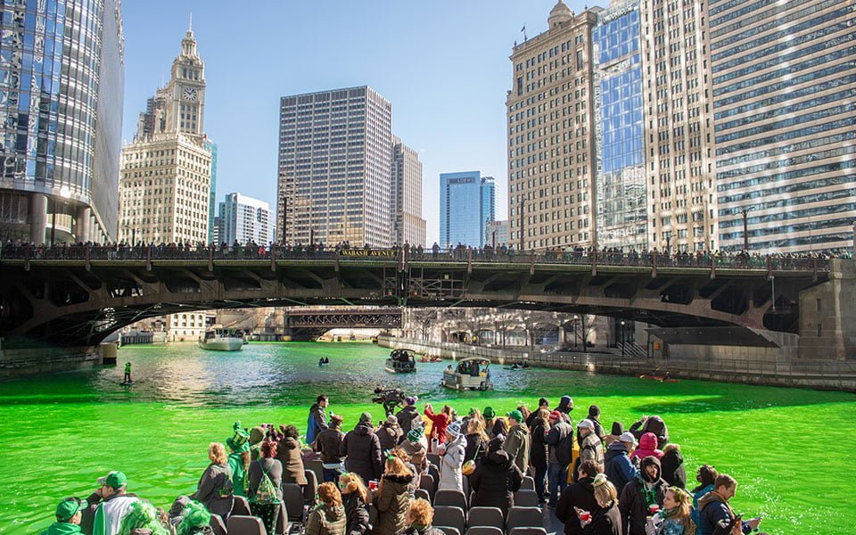 أفضل الأماكن لمشاهدة نهر شيكاغو باللون الأخضر