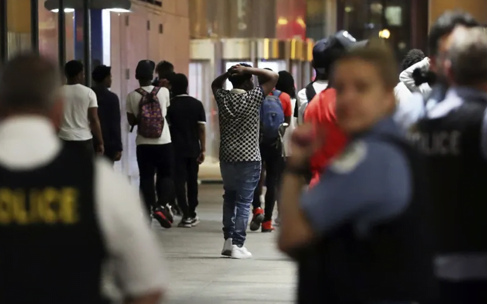 العمدة ''لايتفوت" تفرض حظر تجول على القاصرين