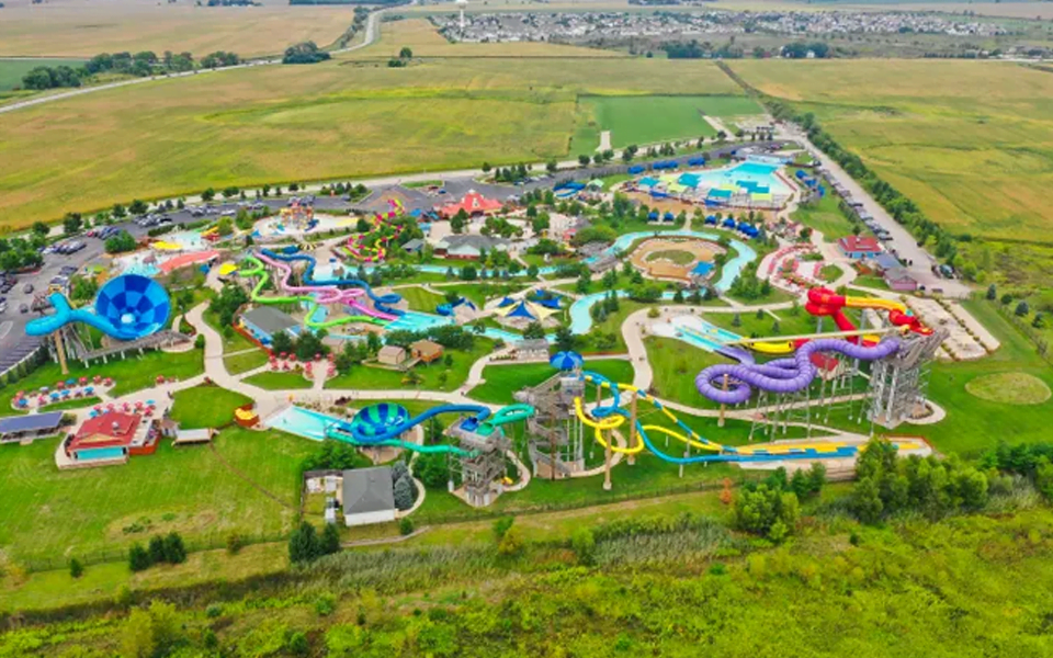 أكبر منتزه مائي في "إلينوي" يبدأ في استقبال زواره