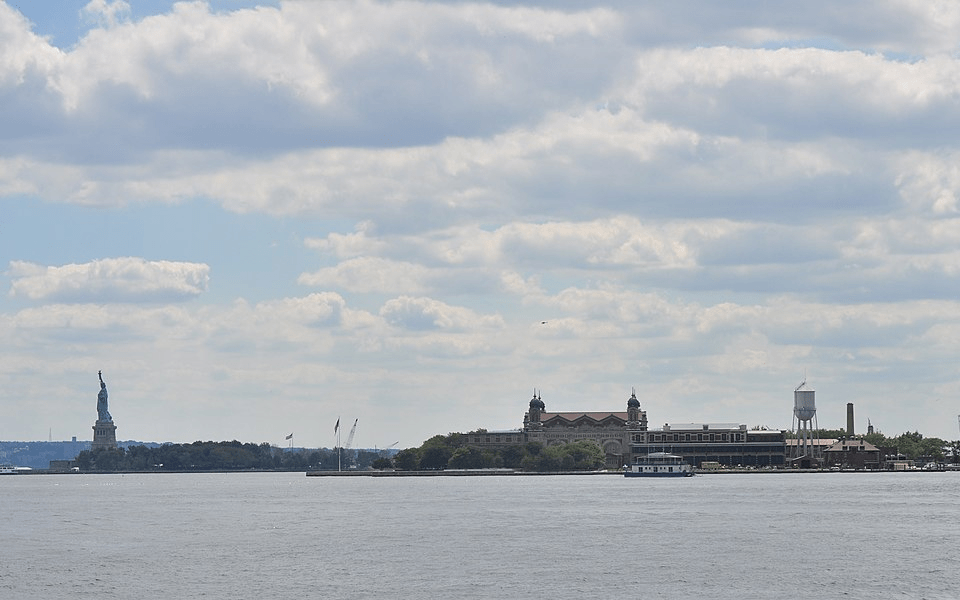 جزيرة إليس في ميناء نيويورك