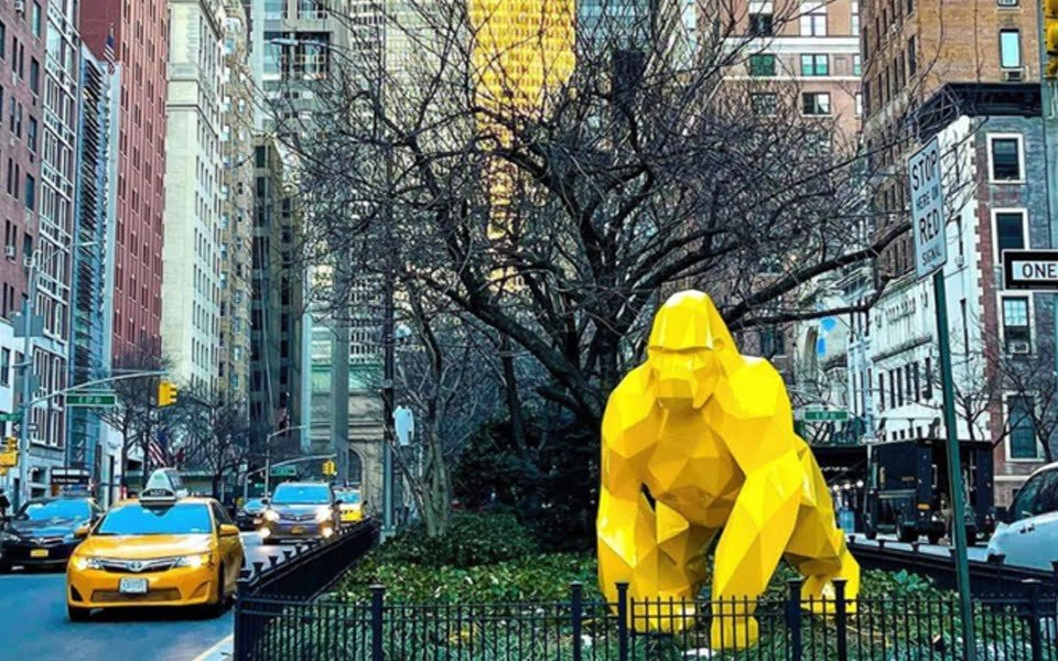 حالاً: يوجد غوريلا صفراء كبيرة وسط شارع "بارك أفينيو"