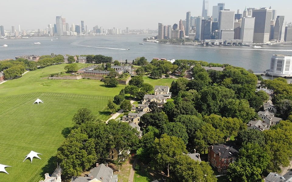 الدليل الكامل لجزيرة المحافظين (Governors Island)
