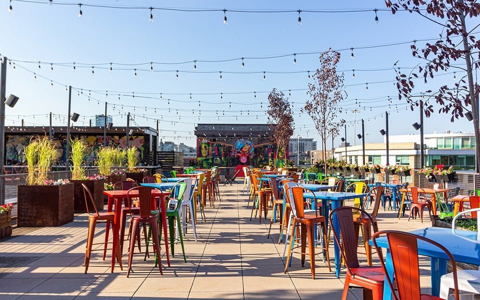 بار في الهواء الطلق في "ويست لوب"