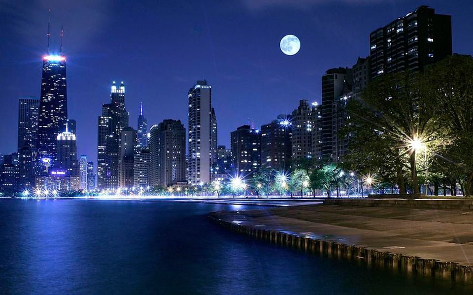 القمر الأزرق يزين سماء شيكاغو
