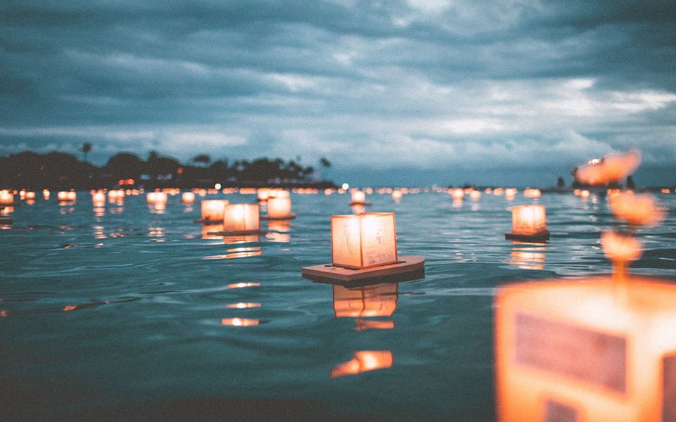 مهرجان الفوانيس الورقية العائمة