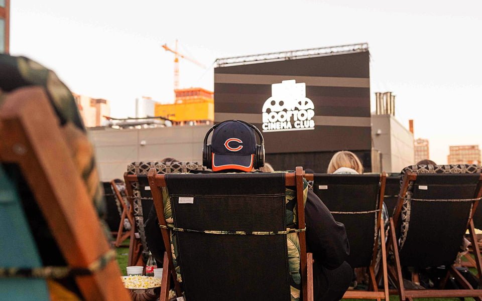 العروض السينمائية في المسرح المكشوف